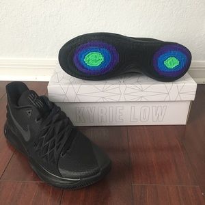 kyrie low triple black